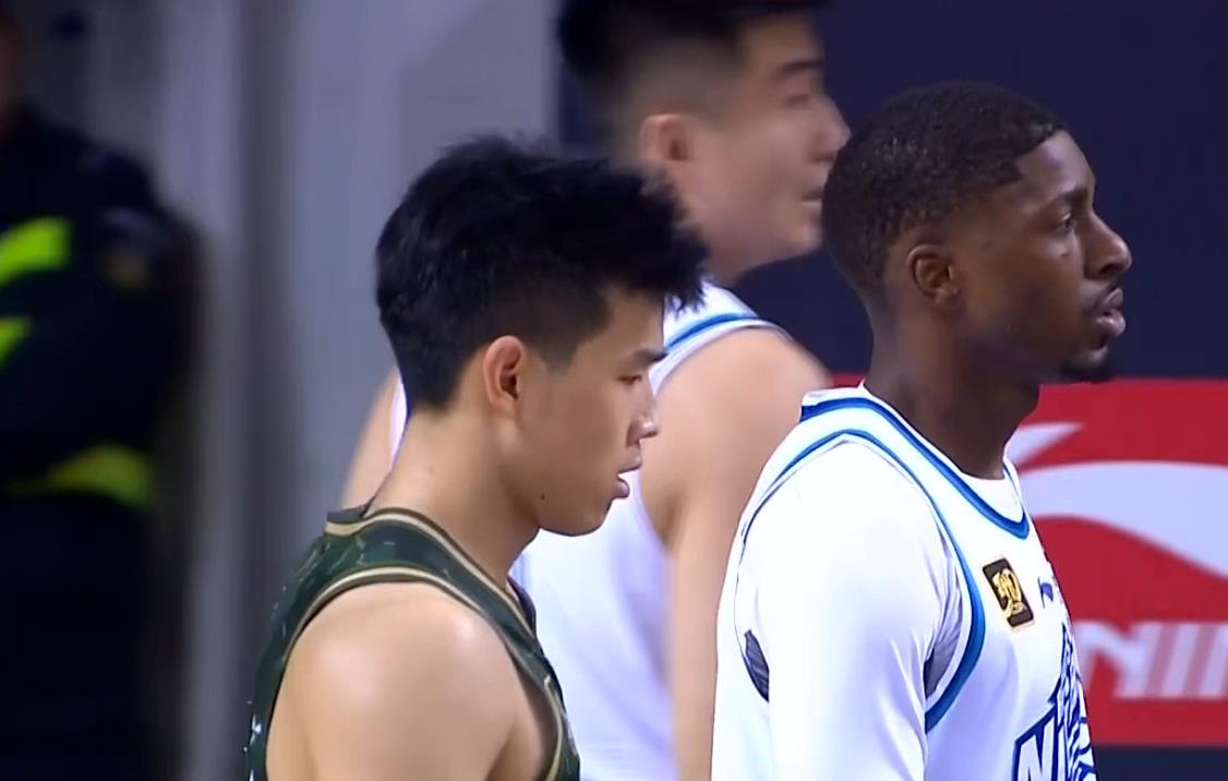 爱游戏体育-蒂姆迎来七赛季出色发挥，独行侠观众热烈欢呼！赛场气氛高涨-爱游戏体育