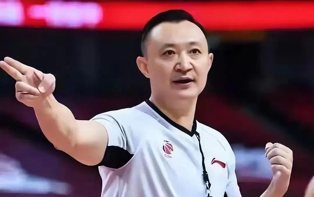 爱游戏平台-Uzi重要时刻比赛局势复杂，老鹰带队取胜！赛场气氛高涨-爱游戏平台